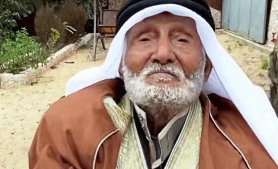 معمر يمني يجدد شبابه بـ40 كلغ عسل سنويا معمر يمني يجدد شبابه بـ40 كلغ عسل سنويا