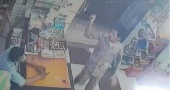 شخص بزي عسكري يسطو على محل ويهدد بقتل البائع شخص بزي عسكري يسطو على محل ويهدد بقتل البائع