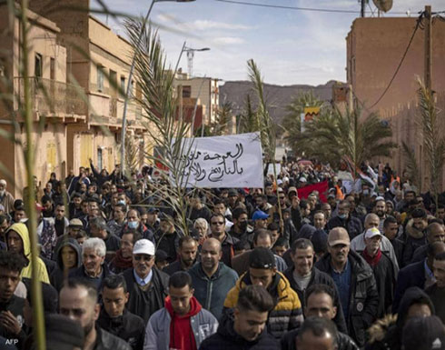 احتجاجات في فجيج بعد قرار الجزائر طرد مزارعين مغاربة احتجاجات في فجيج بعد قرار الجزائر طرد مزارعين مغاربة