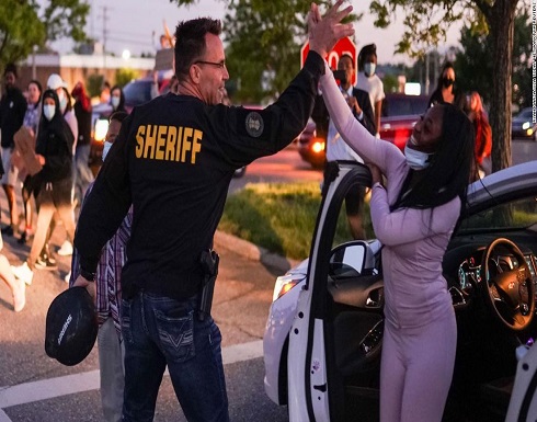 شرطي أمريكي يخلع معدات مكافحة الشغب وينضم لمتظاهري جورج فلويد .. شاهد شرطي أمريكي يخلع معدات مكافحة الشغب وينضم لمتظاهري جورج فلويد .. شاهد