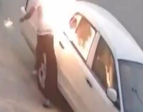 شاهد: شخص يكسر نافذة سيارة متوقفة ويشعل النار بداخلها في السعودية شاهد: شخص يكسر نافذة سيارة متوقفة ويشعل النار بداخلها في السعودية