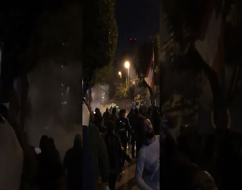 بالفيديو : اشتباكات بين قوات الأمن ومحتجين أمام مصرف لبنان ببيروت بالفيديو : اشتباكات بين قوات الأمن ومحتجين أمام مصرف لبنان ببيروت