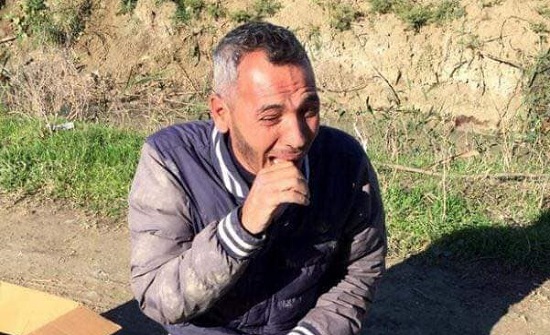 بالصور : لاجئ سوري يبكي بحرقه ... ذهب ليدفن نجله فماتت ابنته بلغم ارضي بالصور : لاجئ سوري يبكي بحرقه ... ذهب ليدفن نجله فماتت ابنته بلغم ارضي