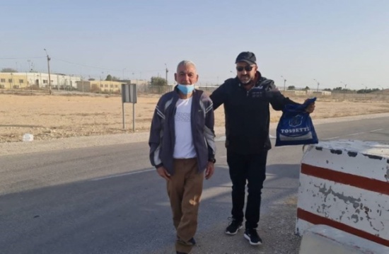 عناق حار لأسير فلسطيني بعد 35 عاما في سجون " الاسرائيلية" (شاهد) عناق حار لأسير فلسطيني بعد 35 عاما في سجون " الاسرائيلية" (شاهد)