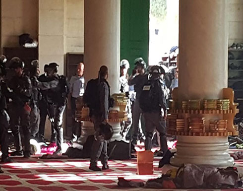 شاهد : الجيش الاسرائيلي يقتحم المسجد الأقصى واعتداء على المعتكفين شاهد : الجيش الاسرائيلي يقتحم المسجد الأقصى واعتداء على المعتكفين