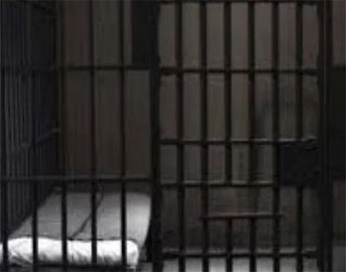 مصرية تلقي أبناءها في السجن بعدما ضبطوها بوضع مخل مع شاب مصرية تلقي أبناءها في السجن بعدما ضبطوها بوضع مخل مع شاب