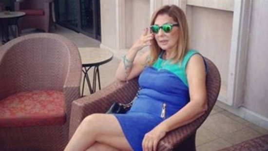 صورة| سخرية واسعة من ملابس نادية الجندي في جنازة محمود عبد العزيز