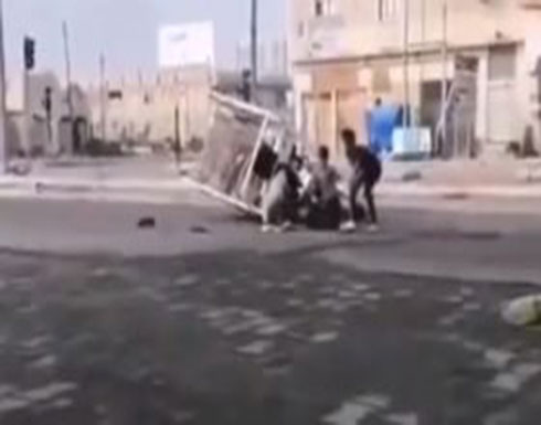شاهد: لحظة مقتل أب عراقي أمام أبنائه برصاص قوى الأمن شاهد: لحظة مقتل أب عراقي أمام أبنائه برصاص قوى الأمن