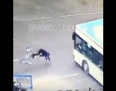 العناية الإلهية تنقذ شابا من الدهس تحت عجلات حافلة (فيديو) العناية الإلهية تنقذ شابا من الدهس تحت عجلات حافلة (فيديو)