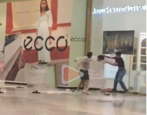 شاهد.. مشاجرة عنيفة بين عدد من الشباب داخل مجمع الكوت في الكويت شاهد.. مشاجرة عنيفة بين عدد من الشباب داخل مجمع الكوت في الكويت