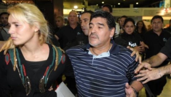 الشرطة تتدخل لفض شجار عنيف بين مارادونا وصديقته في فندق بمدريد “شاهد” الشرطة تتدخل لفض شجار عنيف بين مارادونا وصديقته في فندق بمدريد “شاهد”