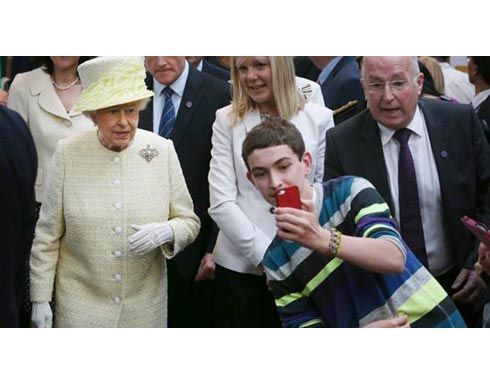 بالصور | مراهق يختلس "سيلفي" مع ملكة بريطانيا