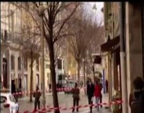 الشرطة تحتجز شخصا ألقى رأسا من نافذة في مدينة طولون الفرنسية (فيديو) الشرطة تحتجز شخصا ألقى رأسا من نافذة في مدينة طولون الفرنسية (فيديو)
