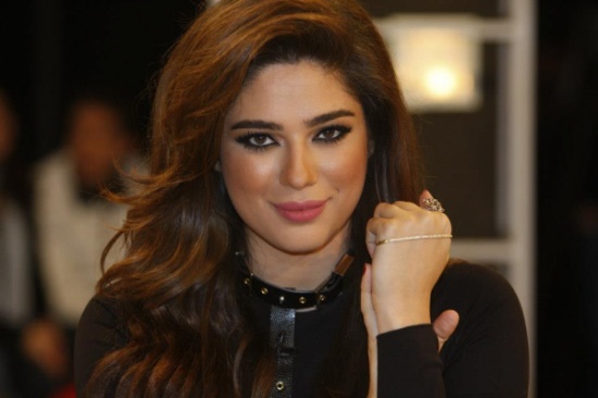 نادين ويلسون نجيم مثيرة على الشاطيء وتحتفل بشبيهة جوليا روبرتس! – بالصور