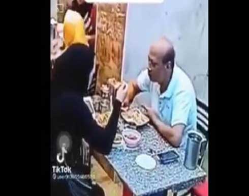 مصر.. فيديو يثير ضجة واسعة بعد اعتداء سيدة على زوجها