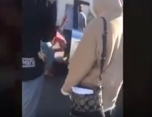 بالفيديو: امرأة غاضبة تحول مرآب سيارات إلى ساحة معركة بالفيديو: امرأة غاضبة تحول مرآب سيارات إلى ساحة معركة