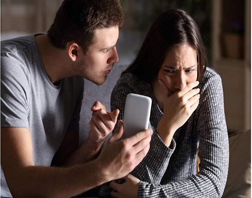 خيانة عبر "فيسبوك".. طعنات قاتلة.. وأبناء يدفعون الثمن خيانة عبر "فيسبوك".. طعنات قاتلة.. وأبناء يدفعون الثمن