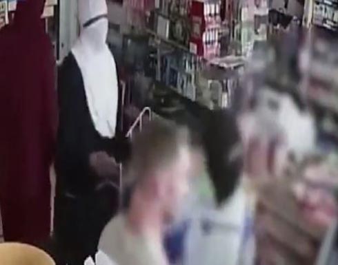 بالفيديو: أرادوا سرقة محلِّه.. فكيف تصرّف؟! بالفيديو: أرادوا سرقة محلِّه.. فكيف تصرّف؟!