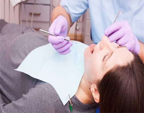علاقة مشاكل الأسنان بالحمل.. طرق العناية الصحيحة علاقة مشاكل الأسنان بالحمل.. طرق العناية الصحيحة