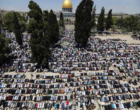عشرات الآلاف يؤدون صلاة الجمعة في المسجد الأقصى عشرات الآلاف يؤدون صلاة الجمعة في المسجد الأقصى