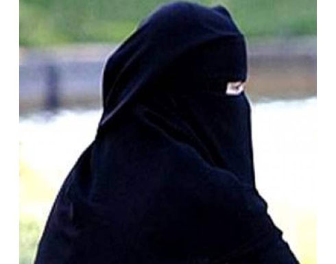 خمسينية عربية تقاضي ابنها لمنعها من الزواج.. والقاضي يزوجها خمسينية عربية تقاضي ابنها لمنعها من الزواج.. والقاضي يزوجها