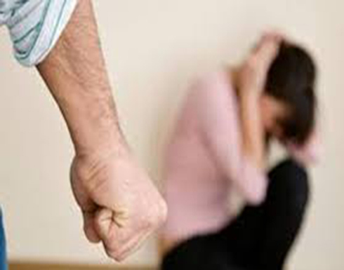 في دولة عربية .. يجبرزوجته علي توقيع إيصالات أمانة ويضربها عارية في دولة عربية .. يجبرزوجته علي توقيع إيصالات أمانة ويضربها عارية