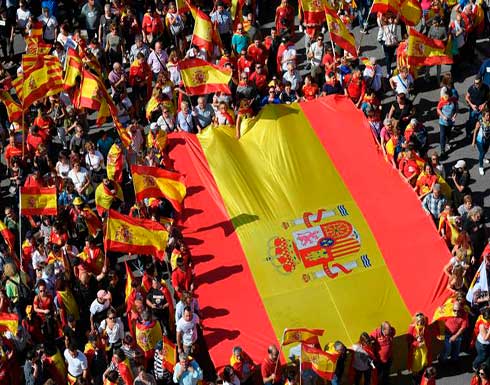 عشرات الآلاف يحتجون في برشلونة ضد استقلال كاتلونيا عن إسبانيا عشرات الآلاف يحتجون في برشلونة ضد استقلال كاتلونيا عن إسبانيا