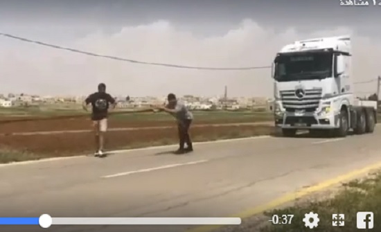 بالفيديو : ضابط أردني يجر شاحنة بالفيديو : ضابط أردني يجر شاحنة