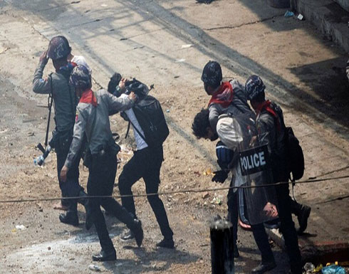 صحفي يبث على الهواء إطلاق الشرطة النار أثناء اعتقاله .. فيديو صحفي يبث على الهواء إطلاق الشرطة النار أثناء اعتقاله .. فيديو