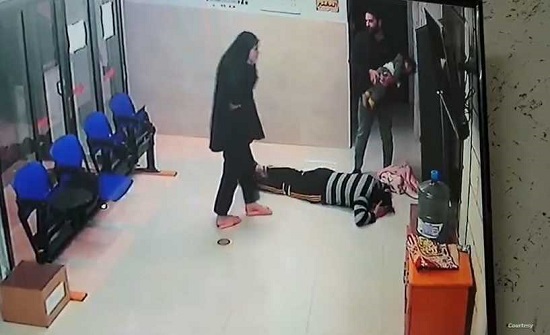 غضب داخل عائلة الطفلة التي أنقذها طبيب من الاختناق غضب داخل عائلة الطفلة التي أنقذها طبيب من الاختناق
