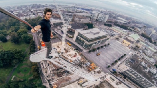 الـ "سيلفي" يقتل مراهقاً سقط من ناطحة سحاب