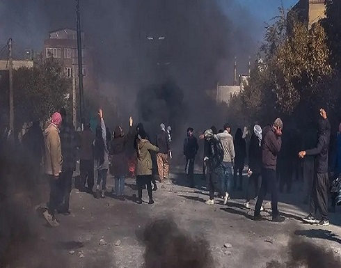 الحرس الثوري يتوعد المحتجين بإيران.. وتعزيزات في أذربيجان الحرس الثوري يتوعد المحتجين بإيران.. وتعزيزات في أذربيجان
