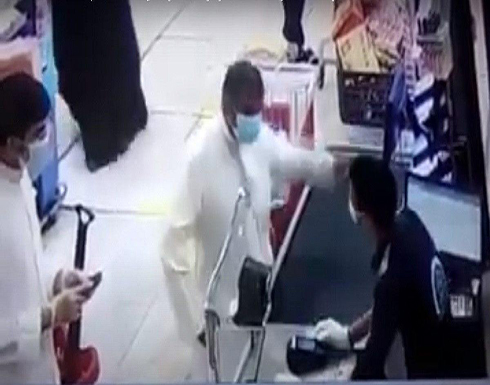 بالفيديو : إلقاء القبض على كويتي اعتدى بالضرب على وافد مصري بالفيديو : إلقاء القبض على كويتي اعتدى بالضرب على وافد مصري