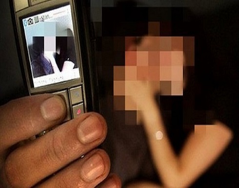 فتاة تستغيث بعدما صورها زوجها أثناء العلاقة الحميمة فتاة تستغيث بعدما صورها زوجها أثناء العلاقة الحميمة