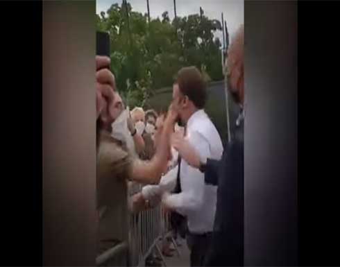 ماكرون يتلقى صفعة في اعتداء خلال رحلة داخلية .. بالفيديو ماكرون يتلقى صفعة في اعتداء خلال رحلة داخلية .. بالفيديو