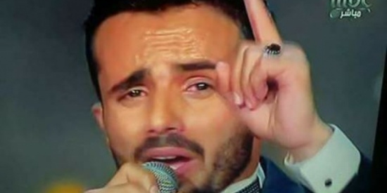 شاهد.. عمار العزكي على المسرح ورسالته الاخيره للعرب
