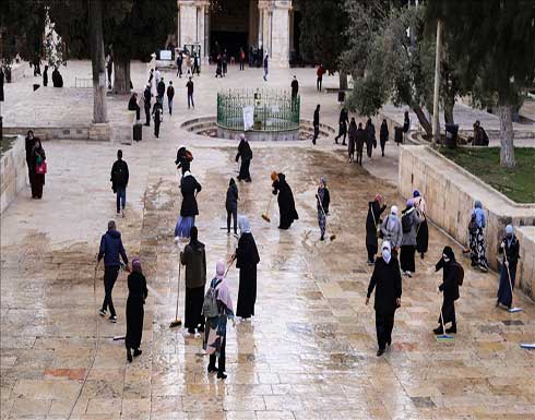 مئات الفلسطينيين يجهزون المسجد الأقصى وساحاته لاستقبال رمضان