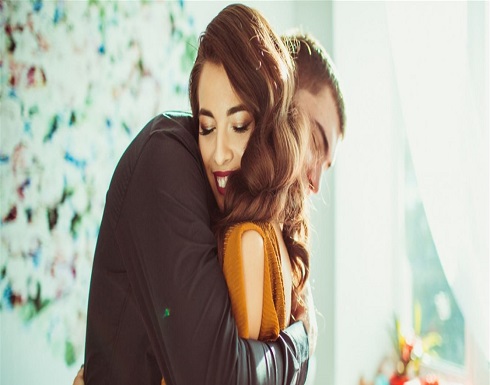 عناق الزوج لزوجته.. بماذا يفيد؟ عناق الزوج لزوجته.. بماذا يفيد؟