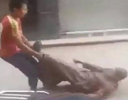 مصر : مراهق يسحل رجلا مسنًا ويوثق فعلته مصر : مراهق يسحل رجلا مسنًا ويوثق فعلته