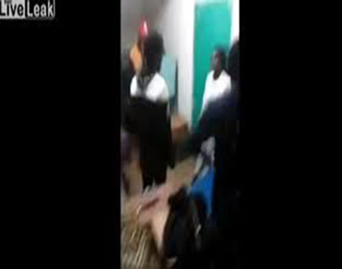 طالب يعتدي على صديقته بالضربة القاضية (فيديو) طالب يعتدي على صديقته بالضربة القاضية (فيديو)