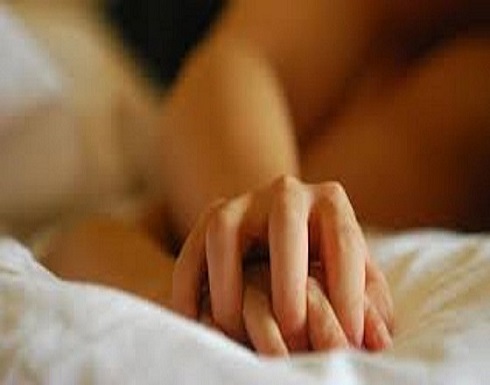 مصري يسمح لرجل بمعاشرة زوجته وهو في المنزل ويقتله بغرض السرقة مصري يسمح لرجل بمعاشرة زوجته وهو في المنزل ويقتله بغرض السرقة