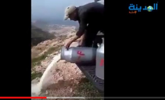 بالفيديو .. شاهد مربي ابقار اردني يدلق الحليب في الوادي احتجاجاً على الأسعار بالفيديو .. شاهد مربي ابقار اردني يدلق الحليب في الوادي احتجاجاً على الأسعار