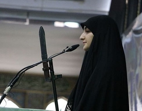 شاهد ابنة سليماني تشهر سلاحاً خلال صلاة الجمعة شاهد ابنة سليماني تشهر سلاحاً خلال صلاة الجمعة