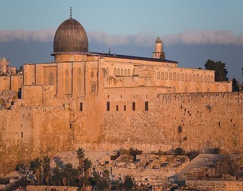 عشرات المستوطنين يقتحمون المسجد الأقصى عشرات المستوطنين يقتحمون المسجد الأقصى