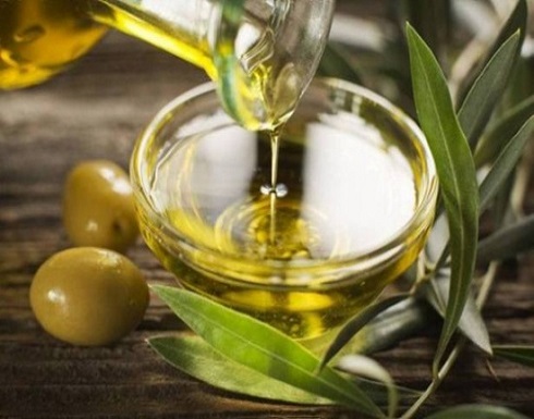 هذا ما يفعله تناول ملعقة من زيت الزيتون على الريق هذا ما يفعله تناول ملعقة من زيت الزيتون على الريق