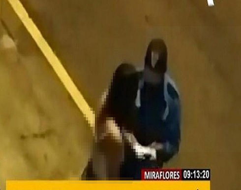 شرطي يلغي مخالفة فتاة لحظر التجول مقابل قبلة في البيرو شرطي يلغي مخالفة فتاة لحظر التجول مقابل قبلة في البيرو