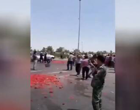 عراقيون يرمون بضاعتهم في الشارع احتجاجا على استمرار الاستيراد .. بالفيديو عراقيون يرمون بضاعتهم في الشارع احتجاجا على استمرار الاستيراد .. بالفيديو