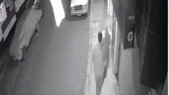 مصر : لمس جسدها.. شاب يتحرش بفتاة أثناء سيرها في الشارع | فيديو مصر : لمس جسدها.. شاب يتحرش بفتاة أثناء سيرها في الشارع | فيديو