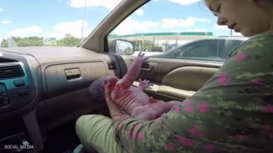 زوج يصور بالفيديو ولادة ابنه بالسيارة