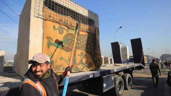عود على بدء.. المحتجون يعيدون قطع الطرق في بغداد عود على بدء.. المحتجون يعيدون قطع الطرق في بغداد